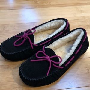 Ugg Slippers. NWOT. Size 5. Black/Hot Pink